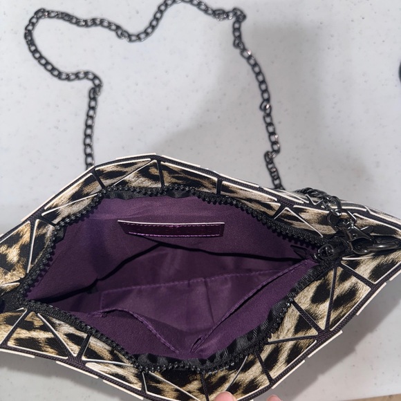 Geometric Patterned Leopard Crossbody 🐆 - Picture 2 of 2